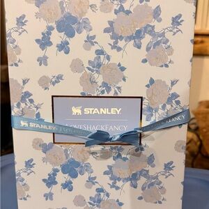 Stanley Everblooming Rosettes Blue Flowstate 2.0 Quencher 40 oz Tumbler.